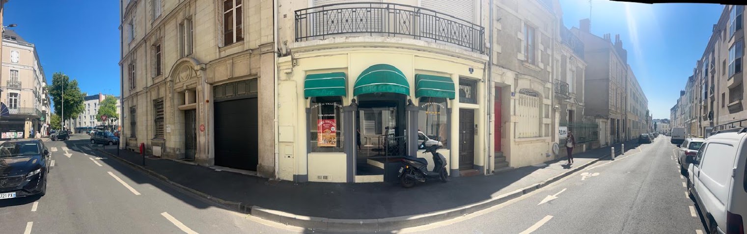 Grand repas partagé dans un restaurant tibétain
